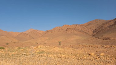 Çöldeki dağların manzarası