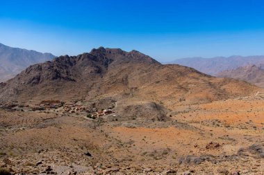 Çöldeki dağların manzarası