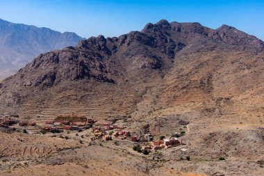 Çöldeki dağların manzarası