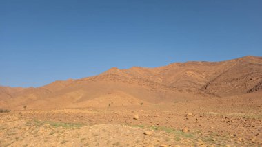 Çöldeki dağların manzarası