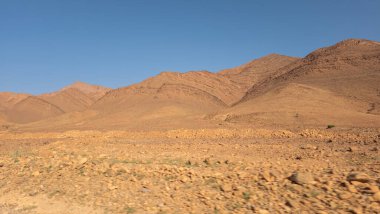 Çöldeki dağların manzarası