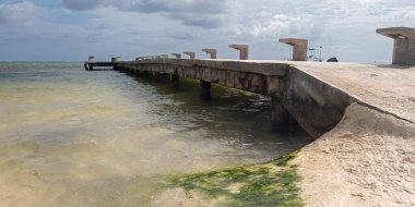 Punta Cana, Dominik Cumhuriyeti 'ndeki Bavaro Plajı' nda beton iskele.
