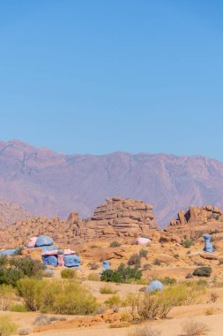 Fas 'ın Tafraoute kasabası yakınlarındaki boyalı kayalar.