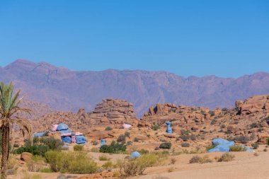 Fas 'ın Tafraoute kasabası yakınlarındaki boyalı kayalar.