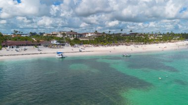 Punta Cana 'da mavi denizi olan güzel sahil.