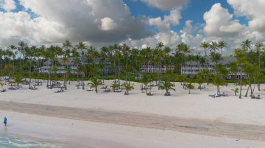 Punta Cana 'da mavi denizi olan güzel sahil.