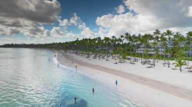 Punta Cana 'da mavi denizi olan güzel sahil.