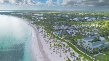 Punta Cana 'da mavi denizi olan güzel sahil.