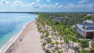 Punta Cana 'da mavi denizi olan güzel sahil.