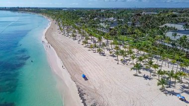 Punta Cana 'da mavi denizi olan güzel sahil.