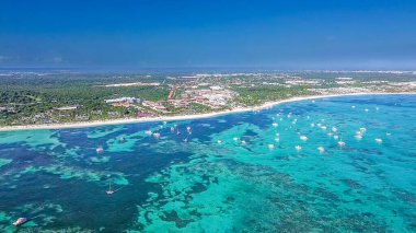 Punta Cana 'da mavi denizi olan güzel sahil.