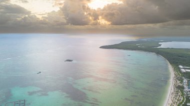 Plajlı ve beyaz kumlu güzel tropikal adanın havadan görünüşü 