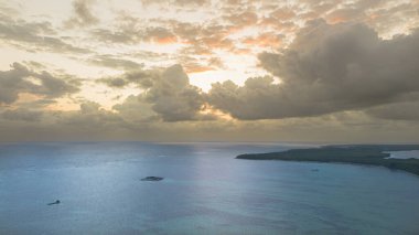 Plajlı ve beyaz kumlu güzel tropikal adanın havadan görünüşü 