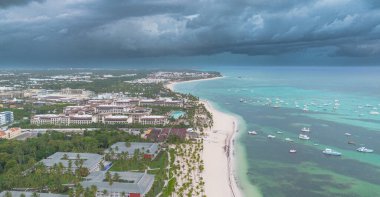 Plajlı ve beyaz kumlu güzel tropikal adanın havadan görünüşü 