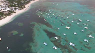 Plajlı ve beyaz kumlu güzel tropikal adanın havadan görünüşü 