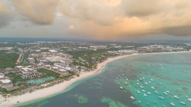 Karayipler kıyısındaki güzel plaj 