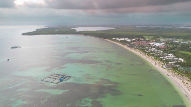 Karayipler kıyısındaki güzel plaj 