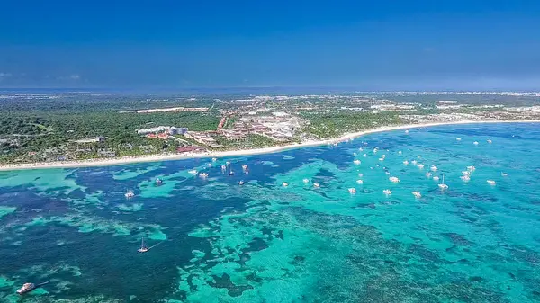 Punta Cana 'da mavi denizi olan güzel sahil.