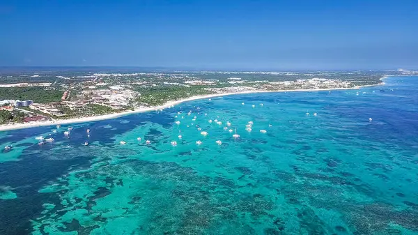 Punta Cana, Dominik Cumhuriyeti 'ndeki Bavaro Sahili' nin doğa manzarası.