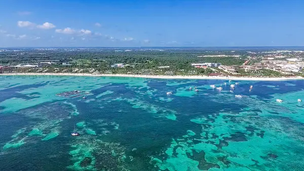 Punta Cana, Dominik Cumhuriyeti 'ndeki Bavaro Sahili' nin doğa manzarası.