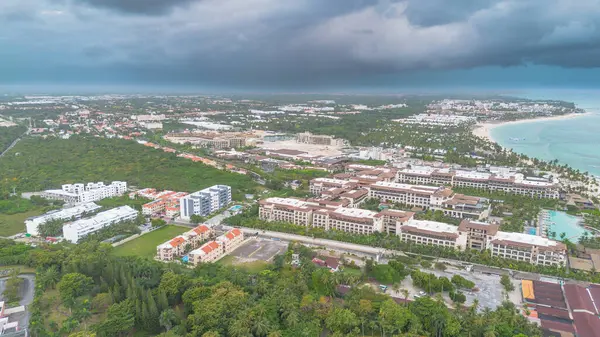 Plajlı ve beyaz kumlu güzel tropikal adanın havadan görünüşü 