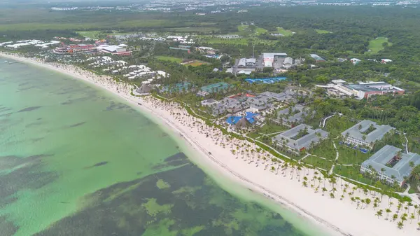Plajlı ve beyaz kumlu güzel tropikal adanın havadan görünüşü 