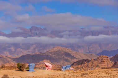 Fas 'ın Tafraoute kasabası yakınlarındaki boyalı kayalar.