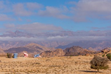Fas 'ın Tafraoute kasabası yakınlarındaki boyalı kayalar.