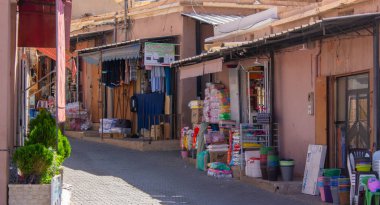 Fas: 26 Ekim 2024 - Küçük Fas dükkânı hediyelik eşya almak için halka açık bir meydanın yakınında 