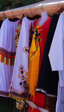 Fas 'taki birçok hediyelik eşya ve medinanın birinde renkli eşyalar sergileniyor.