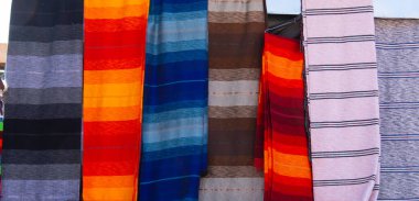 Fas 'taki birçok hediyelik eşya ve medinanın birinde renkli eşyalar sergileniyor.