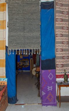 Fas 'taki birçok hediyelik eşya ve medinanın birinde renkli eşyalar sergileniyor.