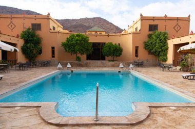 Fas 'taki Ait Ben Haddou' da yüzme havuzu olan küçük güzel bir otelin mimarisi.