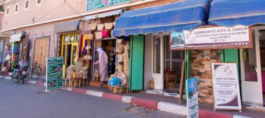 Fas: 26 Ekim 2024 - Küçük Fas dükkânı hediyelik eşya almak için halka açık bir meydanın yakınında 