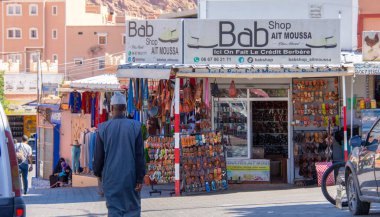 Fas: 26 Ekim 2024 - Küçük Fas dükkânı hediyelik eşya almak için halka açık bir meydanın yakınında 