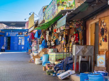 Fas: 26 Ekim 2024 - Küçük Fas dükkânı hediyelik eşya almak için halka açık bir meydanın yakınında 