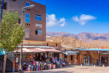 Fas: 26 Ekim 2024 - Küçük Fas dükkânı hediyelik eşya almak için halka açık bir meydanın yakınında 