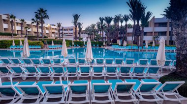 Agadir, Fas: 27 Ekim 2024 - Agadir, Fas 'ta bir otelin yüzme havuzu