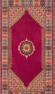 Fas çarşılarından ve medinalarından birinde halı sergileniyor.