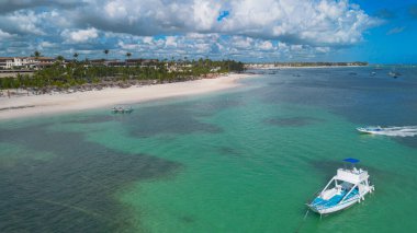 Dominik Cumhuriyeti 'nin Bavaro Sahili' ndeki teknelerin manzarası. 