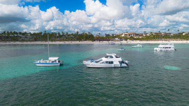 Dominik Cumhuriyeti 'nin Bavaro Sahili' ndeki teknelerin manzarası. 
