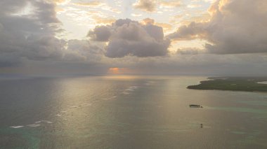 Dominik Cumhuriyeti 'ndeki Bavaro Sahili üzerinde güneşin doğuşunu gösteren hava manzarası