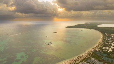 Dominik Cumhuriyeti 'ndeki Bavaro Sahili üzerinde güneşin doğuşunu gösteren hava manzarası