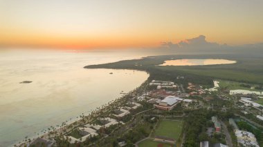 Dominik Cumhuriyeti 'ndeki Bavaro Sahili üzerinde güneşin doğuşunu gösteren hava manzarası