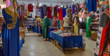 Agadir, Fas: 28 Ekim 2024 - Agadir, Fas 'taki turistlerin hediyelik eşya dükkanlarından biri.