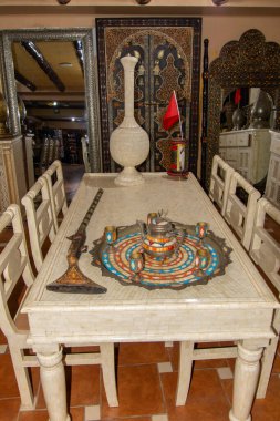 Agadir, Fas: 28 Ekim 2024 - Agadir, Fas 'taki turistlerin hediyelik eşya dükkanlarından biri.