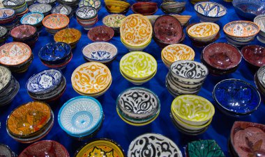 Fas 'taki birçok hediyelik eşya ve medinanın birinde renkli eşyalar sergileniyor.