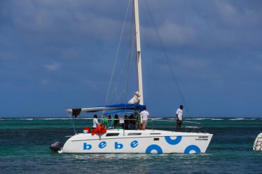 Punta Cana, Dominik Cumhuriyeti, Mart 04, 2025. Dominik Cumhuriyeti 'nin Bavaro Sahili' ndeki teknelerin manzarası. 