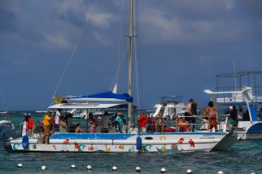 Punta Cana, Dominik Cumhuriyeti, Mart 04, 2025. Dominik Cumhuriyeti 'nin Bavaro Sahili' ndeki teknelerin manzarası. 