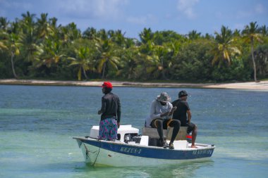Punta Cana, Dominik Cumhuriyeti, Mart 04, 2025. Dominik Cumhuriyeti 'nin Bavaro Sahili' ndeki teknelerin manzarası. 